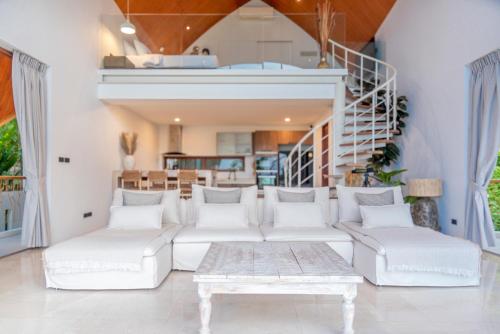 Ruang duduk di Seaview Boho Bliss Villa