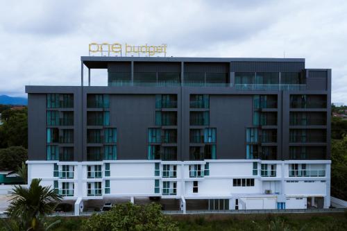 a building with a sign on top of it at วัน บัดเจท เชียงราย บ้านใหม่ in Chiang Rai