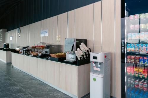 a food counter in a store with a cash register at วัน บัดเจท เชียงราย บ้านใหม่ in Chiang Rai