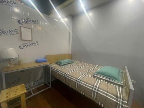 a small room with a bed and a desk at Ba Dinh Le rêveur Homestay in Hanoi