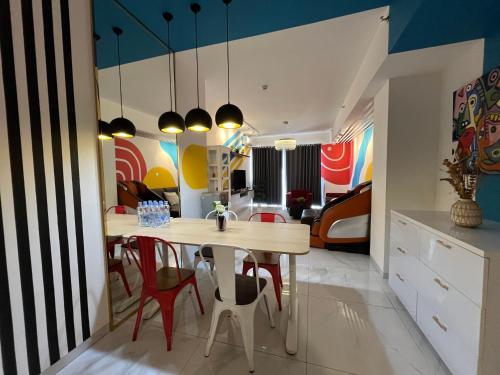 Μια τηλεόραση ή/και κέντρο ψυχαγωγίας στο Apartemen SkyHouse 3 BR Bristol 6th Floor