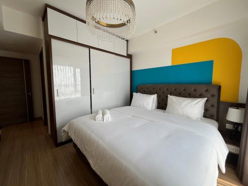 Ένα ή περισσότερα κρεβάτια σε δωμάτιο στο Apartemen SkyHouse 3 BR Bristol 6th Floor