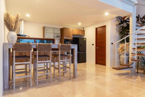 Dapur atau dapur kecil di Seaview Boho Bliss Villa
