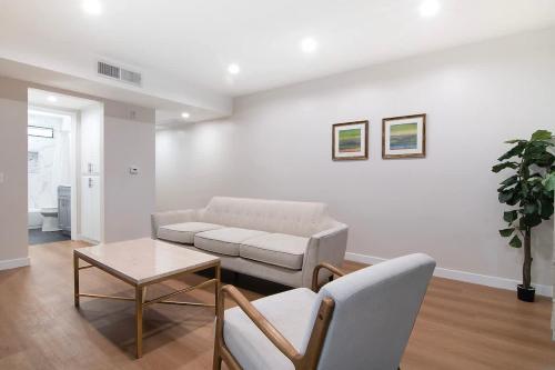un salon avec un canapé et une table dans l'établissement Stylish 1BR Near Universal Studios with Parking, à Los Angeles