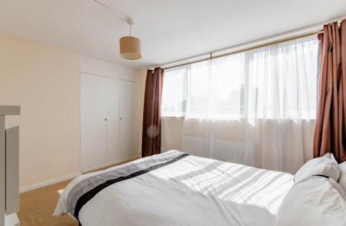 Private Beautiful Cozy Double Bedroom in London في South Norwood: غرفة نوم بسرير أبيض ونافذة