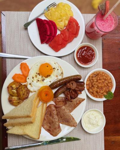 twee borden ontbijtproducten op een tafel bij Sunflower Angkor Boutique Hotel in Siem Reap