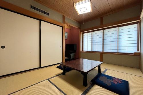 Una televisión o centro de entretenimiento en 湯の花ふわり 湯元館