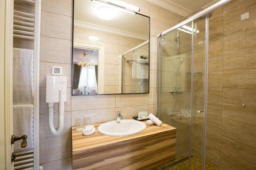 Ένα μπάνιο στο Hotel Saint Germain
