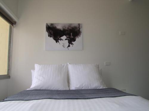 Postel nebo postele na pokoji v ubytování Corryong Hotel Motel
