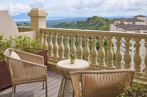 Balkón nebo terasa v ubytování Scenic Tagaytay Getaway with Taal Views