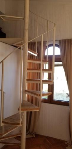 Palanda nebo palandy na pokoji v ubytování Vilda Apartments