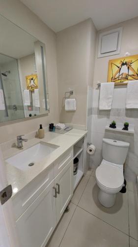Un baño de Kacey's Oceanview Condo
