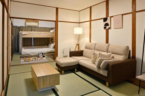 una sala de estar con un sofá y una cama en Castle Land NAGOYA, en Nagoya