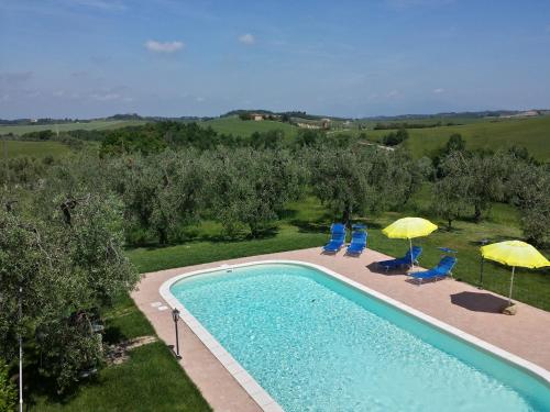 an overhead view of a swimming pool with umbrellas and chairs at Le Ville in Lorenzana
