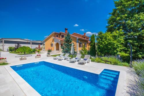 Villa Ritoša, a beautiful pool villa surrounded by greenery