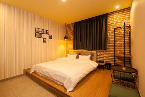 Säng eller sängar i ett rum på Hotel Gray
