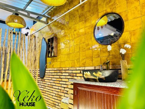 a bathroom with a sink and a mirror at Nhà có sân thượng cây xanh view đẹp không gian yên tĩnh in Xóm Bình Nguyên