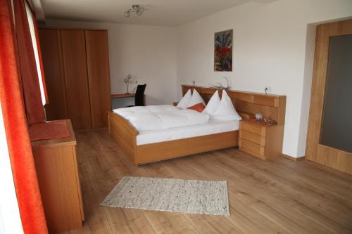 Schlafzimmer mit einem Bett mit weißer Bettwäsche und Kissen in der Unterkunft Appartementhaus Aue 361 in Kötschach
