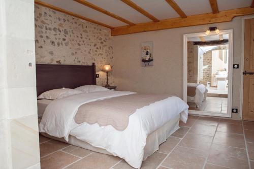 a bedroom with a large bed in a room at Les Champs de Provence in La Baume-de-Transit