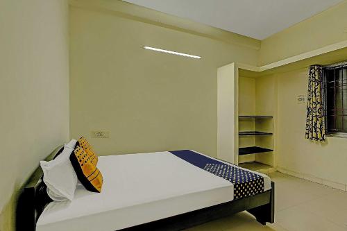 a bedroom with a bed in a room at Super Collection O Velachery Railway Junction Formerly Vijay Guest House in Chennai