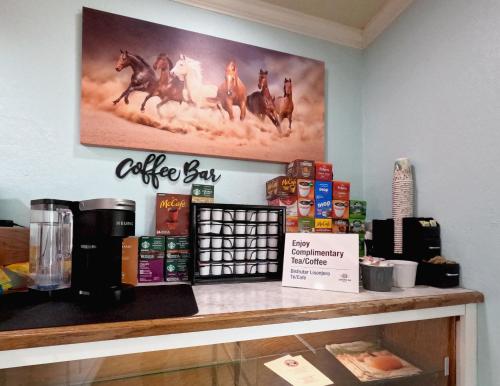 Příslušenství pro přípravu čaje a kávy v ubytování Capital O Route 66 Country Inn Vega Tx