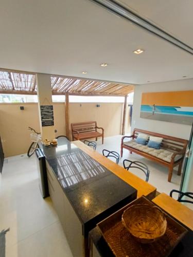 a living room with a table and a couch at Casa com 3 suítes em condomínio com piscina em Juquehy in São Sebastião