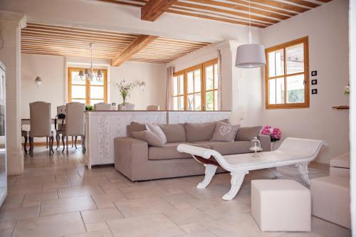 - un salon avec un canap&eacute; et une table dans l'&eacute;tablissement Les Champs de Provence, &agrave; La Baume-de-Transit