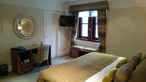 Ένα ή περισσότερα κρεβάτια σε δωμάτιο στο Craigmonie Hotel Inverness by Compass Hospitality