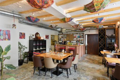 un restaurante con una gran mesa de madera y sillas en Hotel Central, en Engelberg