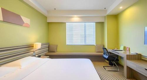 Кровать или кровати в номере Xiamenair Maple Hotel (Xiamen SM City Plaza)