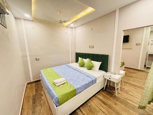 Katil atau katil-katil dalam bilik di Nirvana inn , near ram mandir