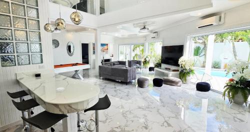 TV a/nebo společenská místnost v ubytování NEBULAND Luxury Pool Villa Pattaya Walking Street 7 Bedrooms