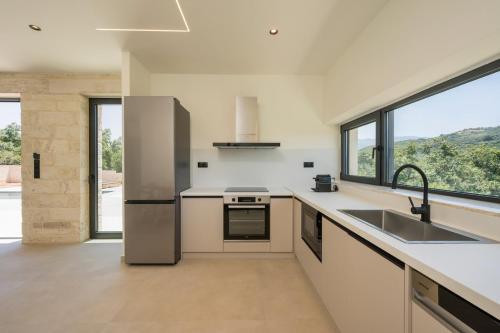Η κουζίνα ή μικρή κουζίνα στο Villa Kumarēs
