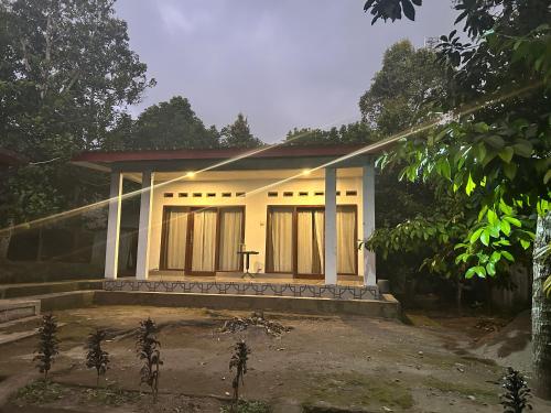 a small house in the middle of a yard at Zian guest house in Seganteng