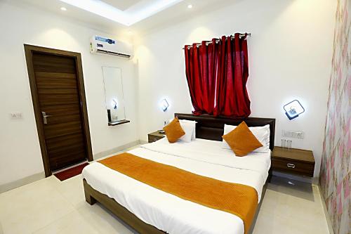 Letto o letti in una camera di Hotel Ashok Palace Agra I 200m From Taj Mahal
