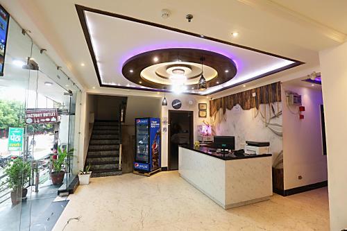 una hall con una reception in un edificio di Hotel Ashok Palace Agra I 200m From Taj Mahal ad Agra