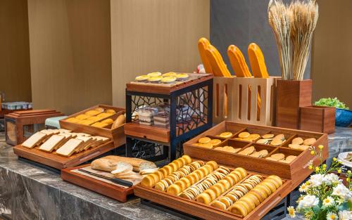 a display of bread and pastries on a table at 威海市区威高广场万信至格酒店 in Weihai
