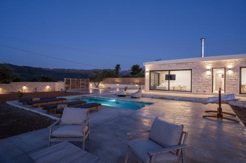 Πισίνα στο ή κοντά στο Villa Kumarēs