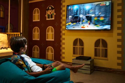 TV a/nebo společenská místnost v ubytování Mövenpick Resort & Spa Jimbaran Bali