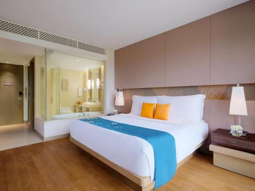 Postel nebo postele na pokoji v ubytování Mövenpick Resort & Spa Jimbaran Bali