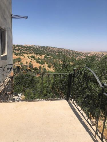 Gambar di galeri bagi بيت مستقل مع حديقة فواكه 3 غرف نوم وتكييف ومجلس di Ajloun