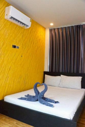 a room with a bed with a blue ribbon on it at The X10 Nordic Tent and Glamping Pool Villa Khaoyai เขาใหญ่ - SHA Certified in Ban Thung Sawang