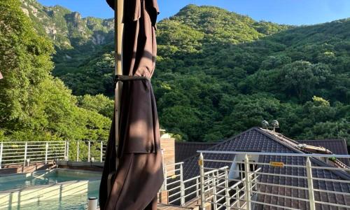 Pemandangan gunung umum atau pemandangan gunung yang diambil dari hotel