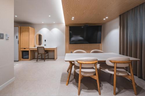 a kitchen and dining room with a table and chairs at Gridt Hotel & Home in Gyeongju