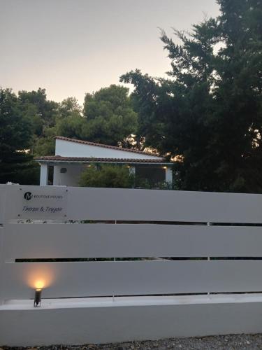 En balkon eller terrasse på Theros & Trygos Boutique Houses - ATH Airport