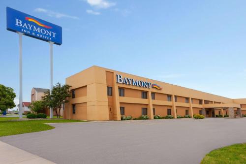 a building with a sign on the front of it at Baymont by Wyndham Green Bay in Green Bay