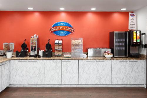 Příslušenství pro přípravu čaje a kávy v ubytování Baymont by Wyndham Green Bay