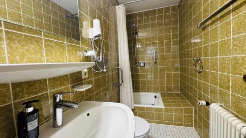 Koupelna v ubytování Haus Schanzenblick Fewo1 mit 2 Schlafzimmern, Wohnzimmer, Terrasse, Bad im Herzen des Schwarzwaldes