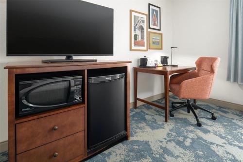 Hampton Inn Kimballにあるテレビまたはエンターテインメントセンター