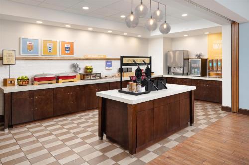 a waiting room with a counter in a store at Hampton Inn Chattanooga West/Lookout Mountain in Chattanooga